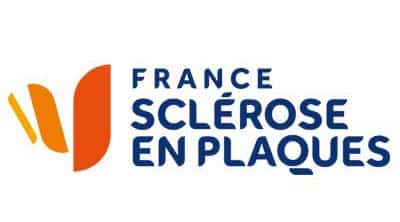 Logo France Sclérose en Plaques avec motif orange à gauche et texte bleu “FRANCE SCLÉROSE EN PLAQUES” à droite.