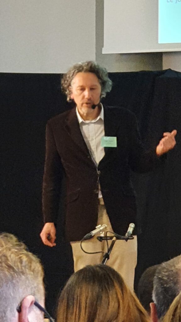 Lionel Vernois, hypnothérapeute à Paris, en conférence à Paris au congrès des coach de santé