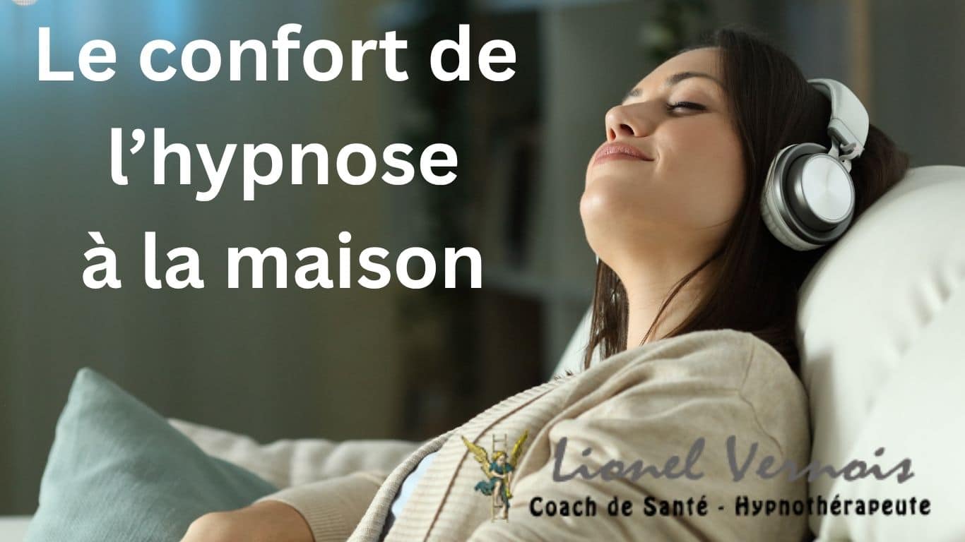 Femme détendue dans son canapé en séance d'hypnose en ligne avec Lionel Vernois