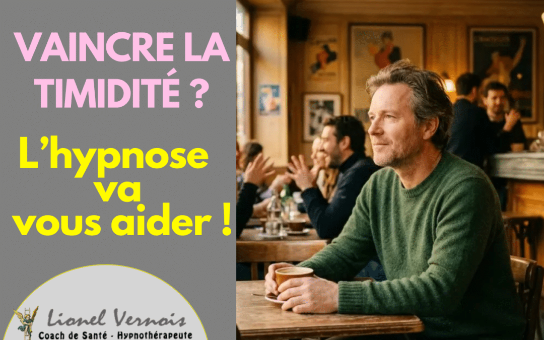 Homme assis seul à une table de café, calme, en costume vert, buvant une boisson et regardant droit devant. Ambiance chaleureuse et conviviale. vaincre sa timidité avec l'hypnose