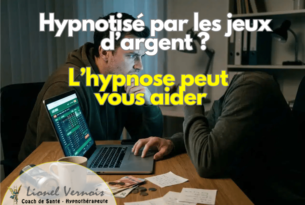 Homme concentré devant un ordinateur portable, devisant sur des jeux d’argent, avec billets et gobelet sur la table. Titre l'ypnose peut vous aider